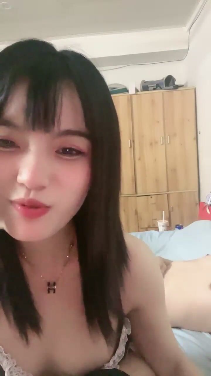 反差骚货~颜值叮当响~逼毛稀疏 69吃鸡舔穴 主动骑乘 无套后入调教.