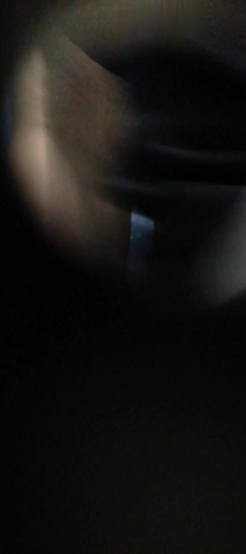 -六月新流出厕拍 大神潜入商场女厕偷拍顾客尿尿透过门缝拍脸