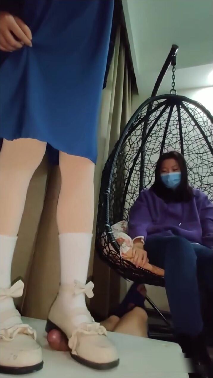 00后姐妹踩踏足交，妹妹长得真标志，带着口罩不影响颜值，清纯麻花辫 Loli鞋小白袜，足控爱好者必看