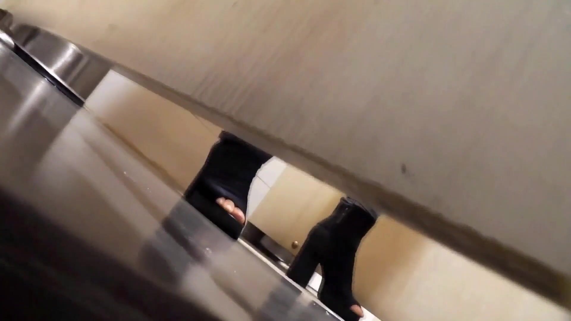 技术型厕拍达人商场女厕隔板缝洞中全方位偸拍多位少女少妇方便，近景特写又拍脸