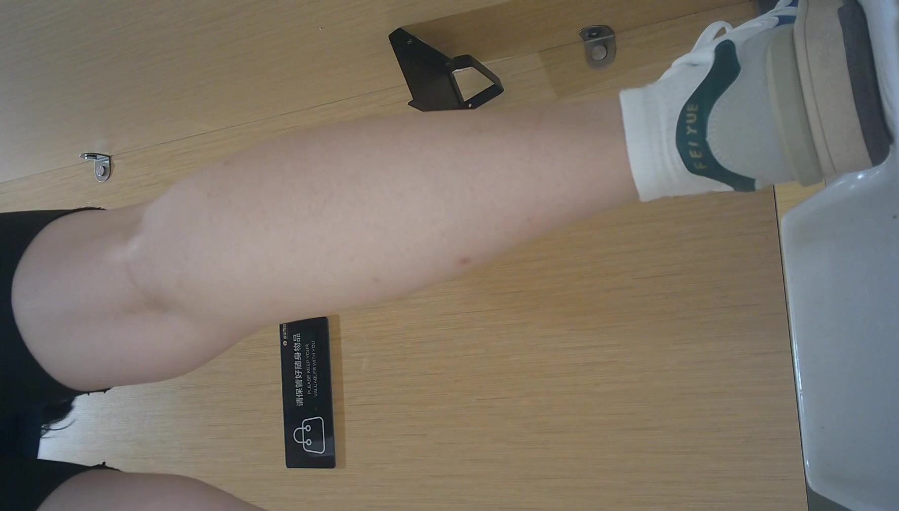 商场女厕偷拍眼镜妹撅着大屁股尿尿 这鲍鱼口开的真好 平时没少做