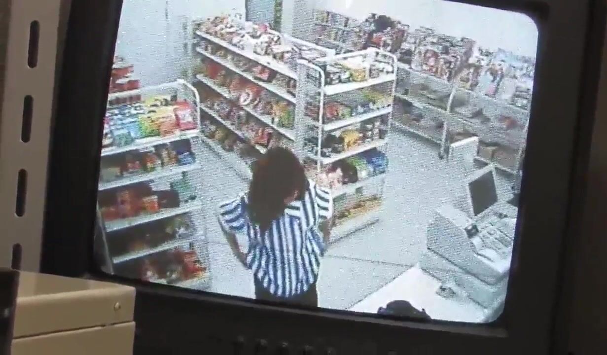 浴室暗藏摄像头偷拍表姐自慰,两个奶头为啥那么长,是不是被男朋友吸时间久了的