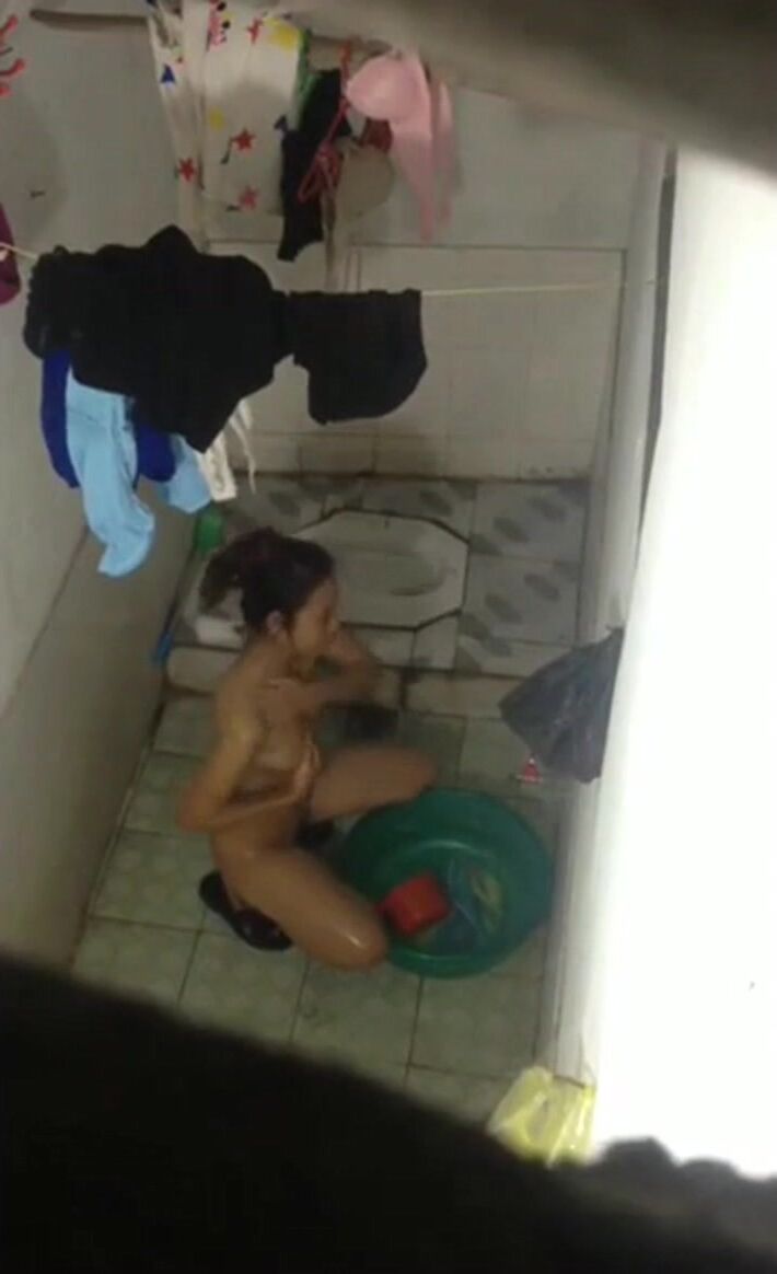 合租房冒死爬气窗偷窥两位刚下班的少妇洗澡洗衣服