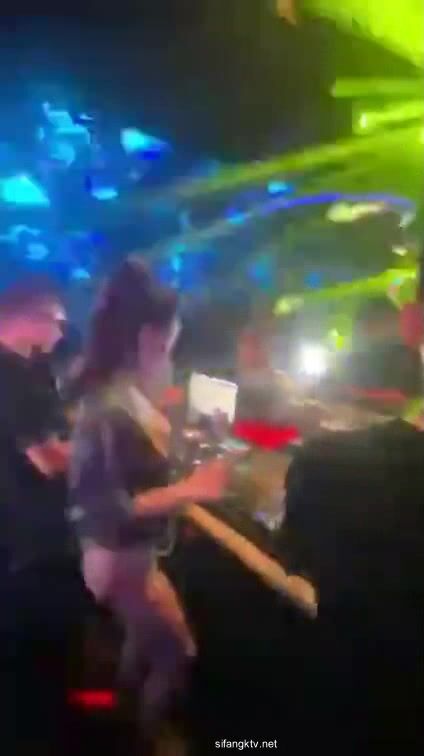 大开眼界 淫乱KTV！酒吧KTV坐台全裸淫乱 摸奶舔鸡，有钱就是好，在外高高在上的女神 也要为你乖乖服务