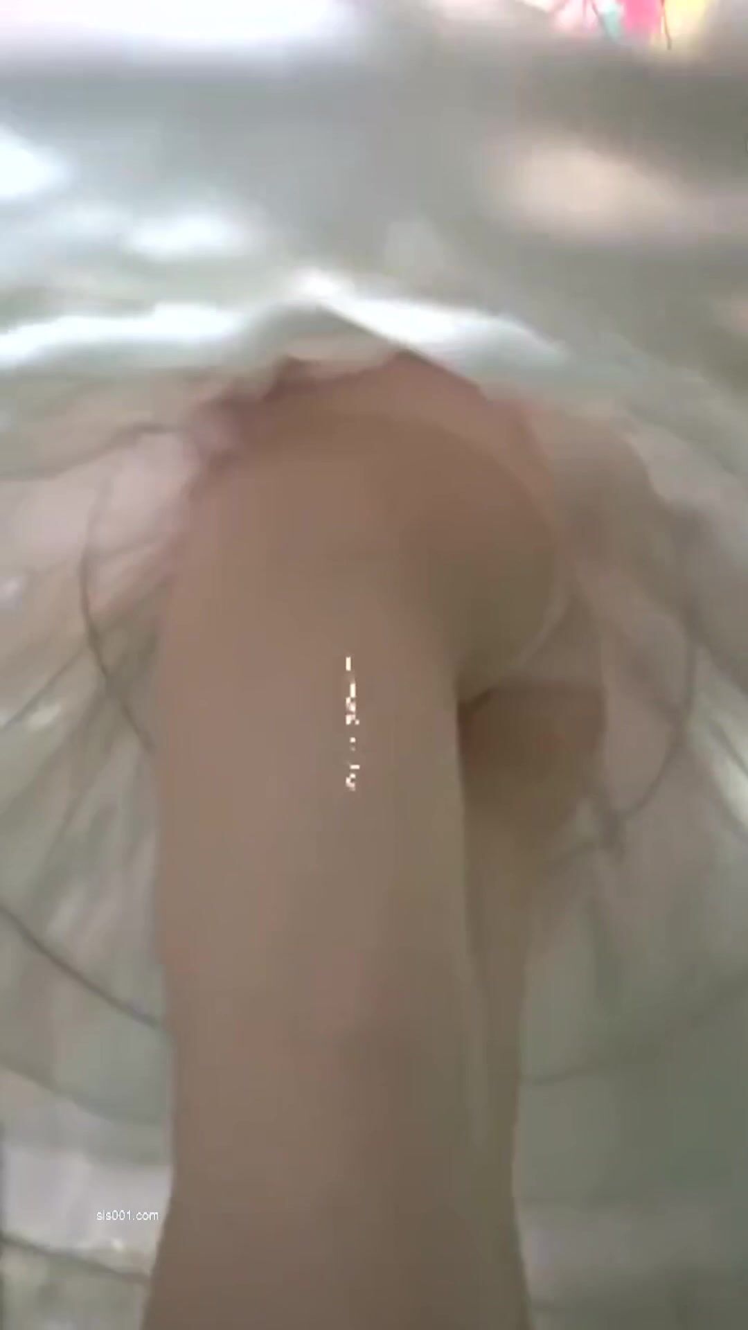 跟随偷窥萝莉美眉 皮肤白皙 这小屁屁小内内晃悠晃悠看着真诱惑