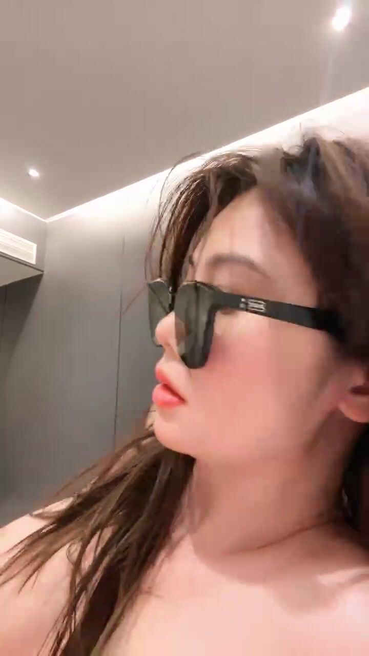 极品婊妹风骚来袭，颜值高身材好，给小哥口交乳交，道具蹂躏骚穴，激情上位让小哥玩弄骚奶子，精彩又刺激