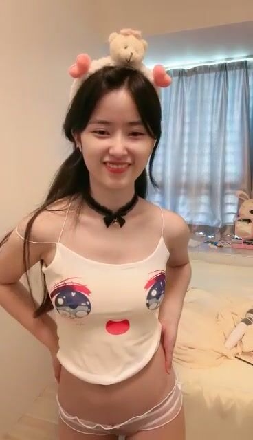 甜美的清纯女神下海直播活泼可爱的性格，白里透红