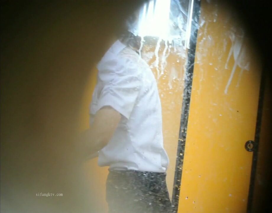 大神潜入学校女厕全景偷拍美女老师的无毛大肥鲍