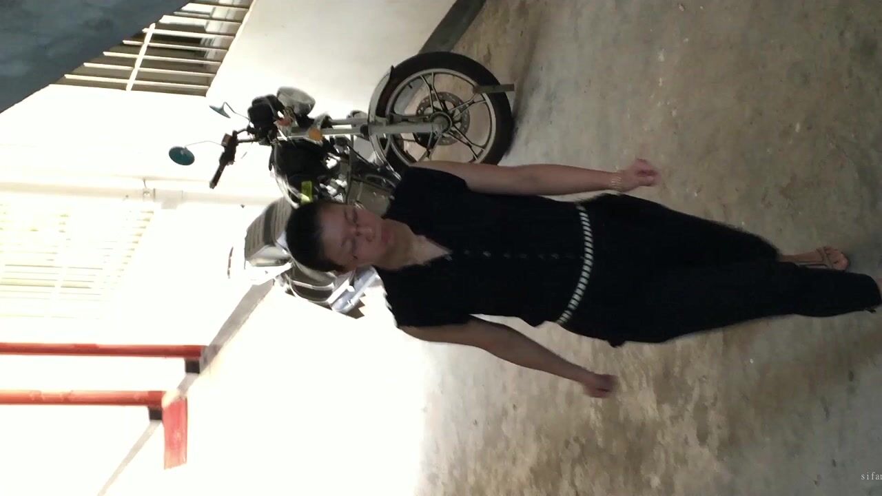 -大神潜入学校女厕全景偷拍大长腿美女老师的极品嫩鲍鱼