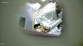 安防酒店摄像头偷拍 姐夫和小姨开房偷情抓着两个奶子草她，骚货表情疼并快乐