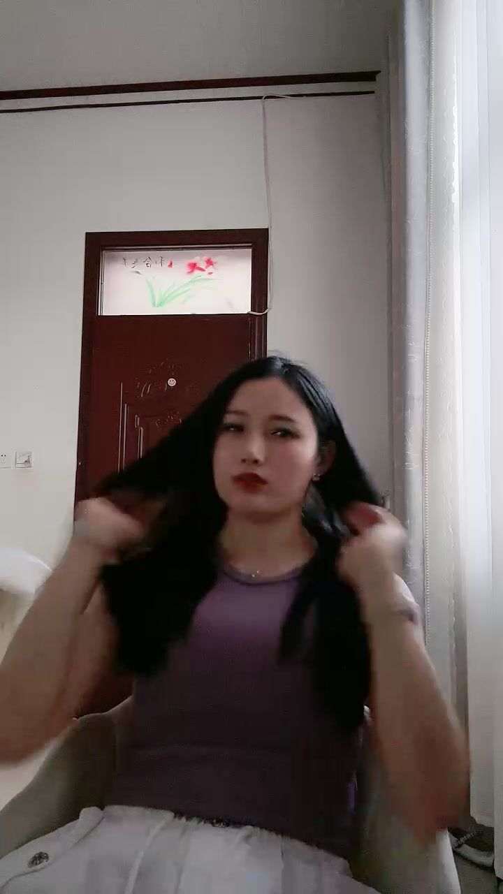 真实良家小少妇露脸激情大秀直播诱惑狼友，在狼友的指挥下漏出骚奶子自慰逼逼，特写展示骚遍家里每一间屋子