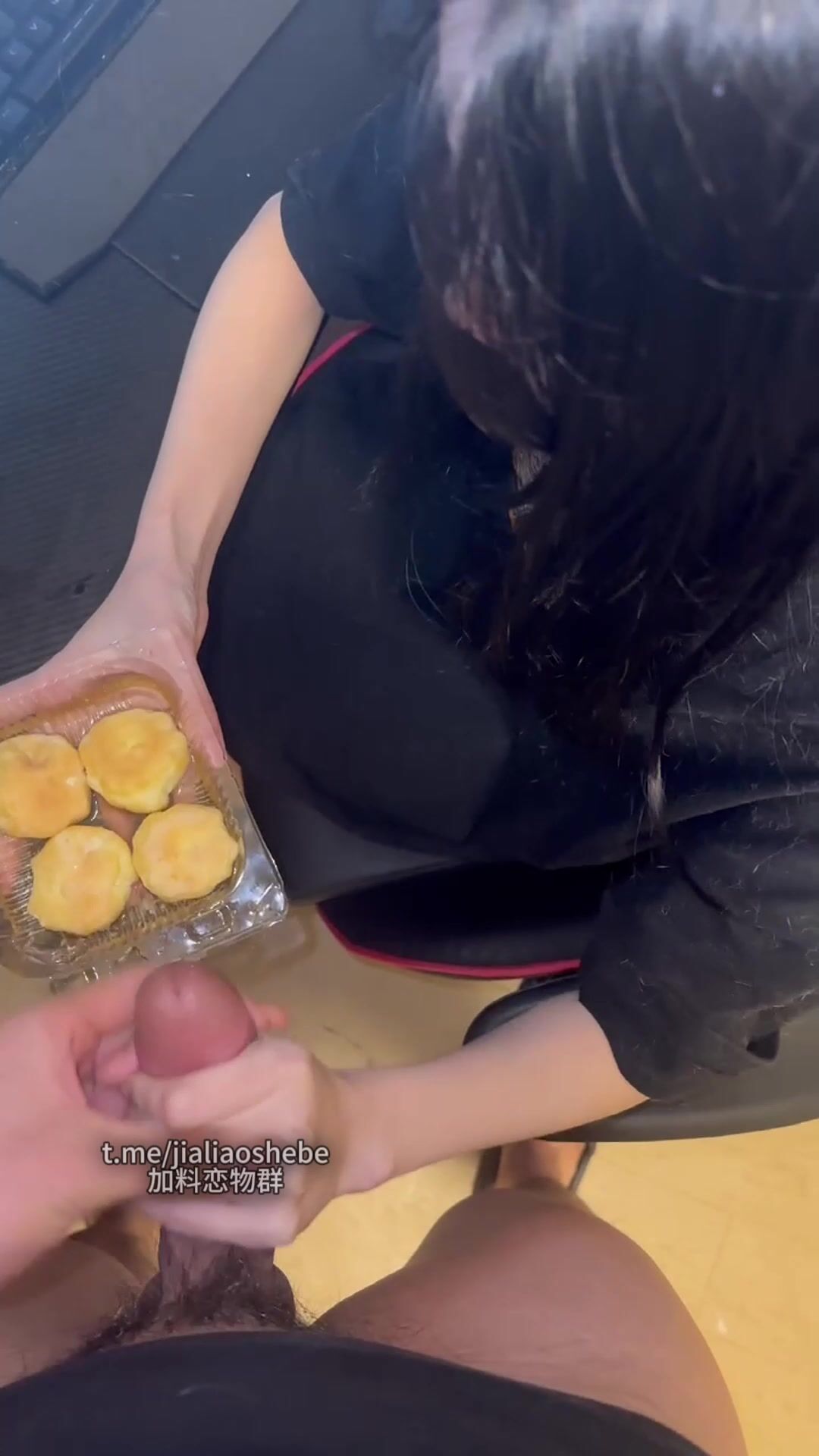 精液盛宴！电报群变态老哥，调教母狗堂妹，圣水精液泡芙颜射精液拉丝