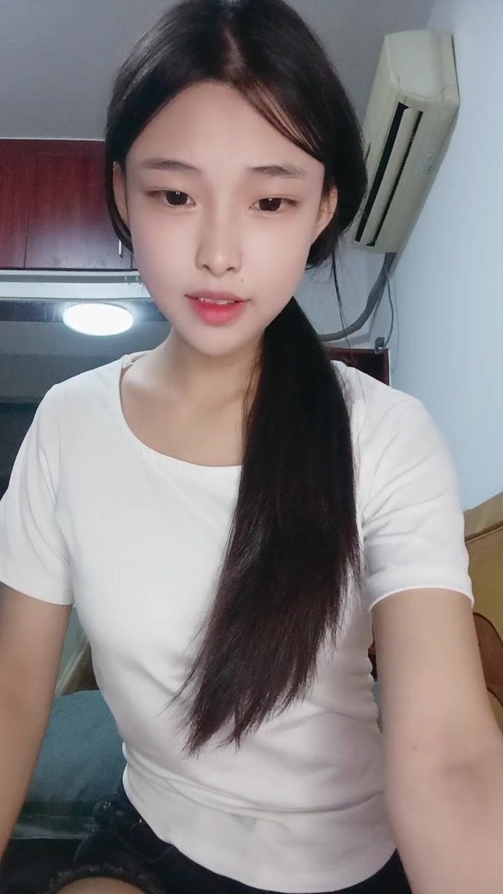 小草莓的诱惑，清纯露脸极品大学生线上精彩展示，完美好身材坚挺的骚奶子，骚穴特写展示，听狼友指挥好刺激