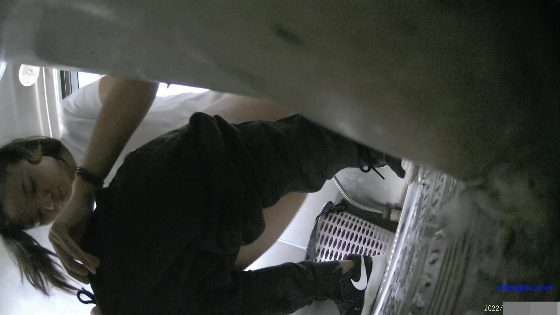 高端写字楼女厕全景偷拍美女白领的多毛小嫩鲍