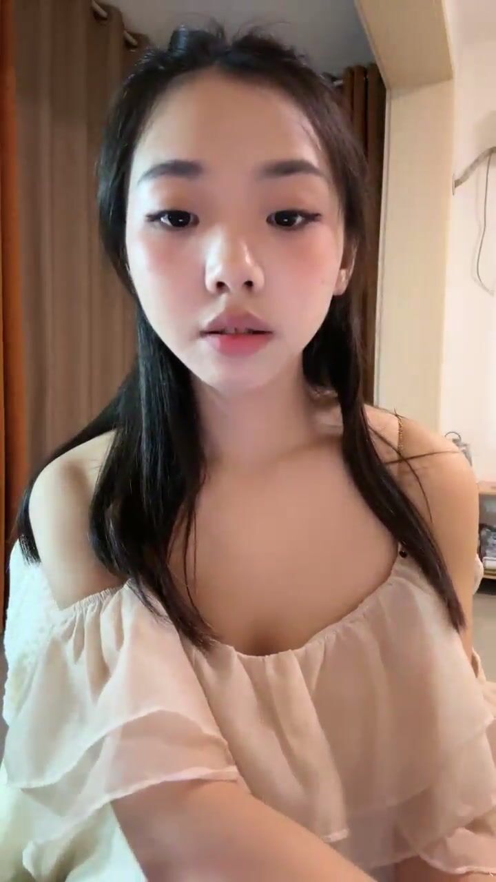 大学生，带闺蜜下海，极品美在大哥们的金钱攻势下脱光