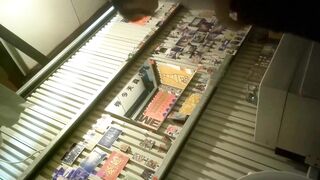 甜品店厕所暗藏摄像头专拍爱吃甜食的可爱小女生来尿尿