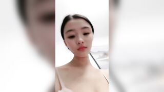 2048.cc-G罩杯八字大奶，淫荡美女小骚货，纯欲系美女，被炮友下面插按摩棒，嘴里插屌，双管齐下，椅子上骑乘位抽插.mp4