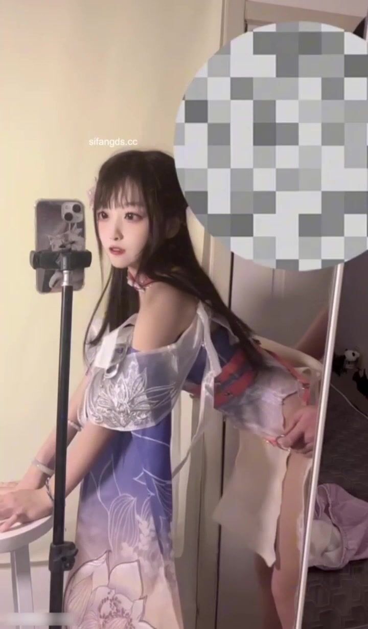 极品艺校舞蹈系女神 土豪榜一大哥视角，表面一本正经的直播，看不到的视角下翘起小翘臀让大哥操小骚逼