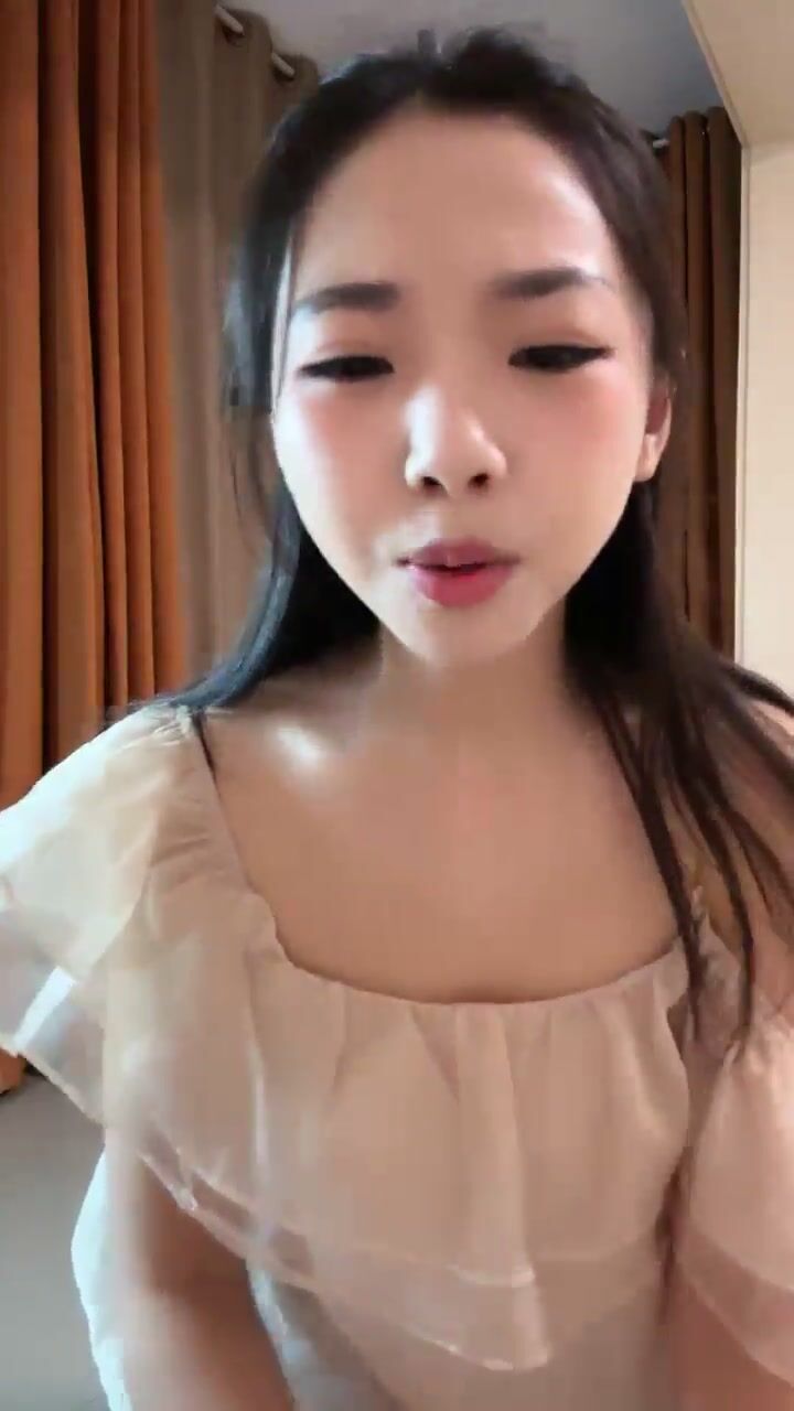 大学生，下海，极品美乳，在大哥们的金钱攻势下脱光直播