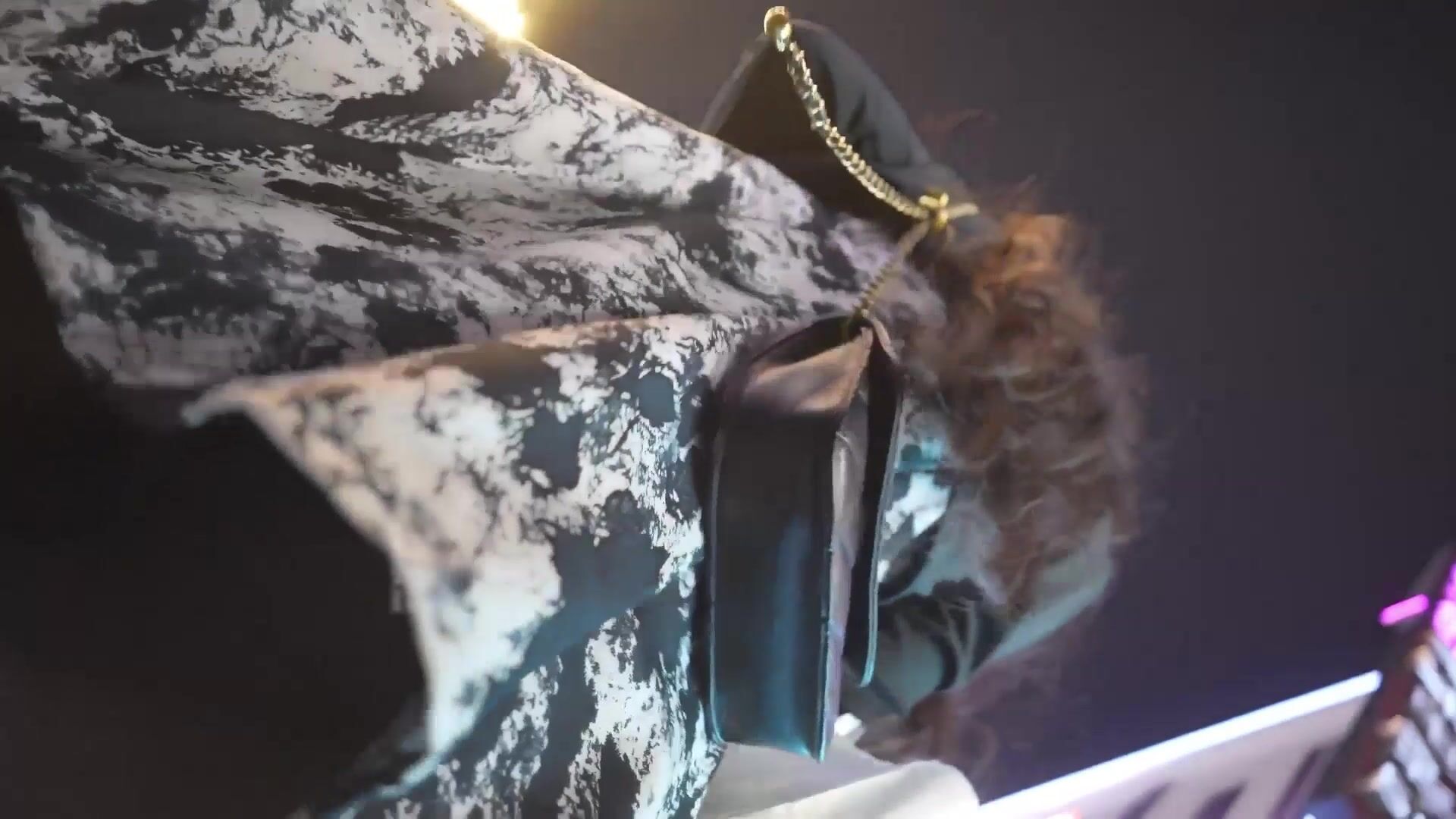 大神商场尾随偷拍花裙骚货开裆黑丝配透明蕾丝内..发现镜头脱了丝袜 超市连衣裙美骚妇，丝袜丁宛如没穿