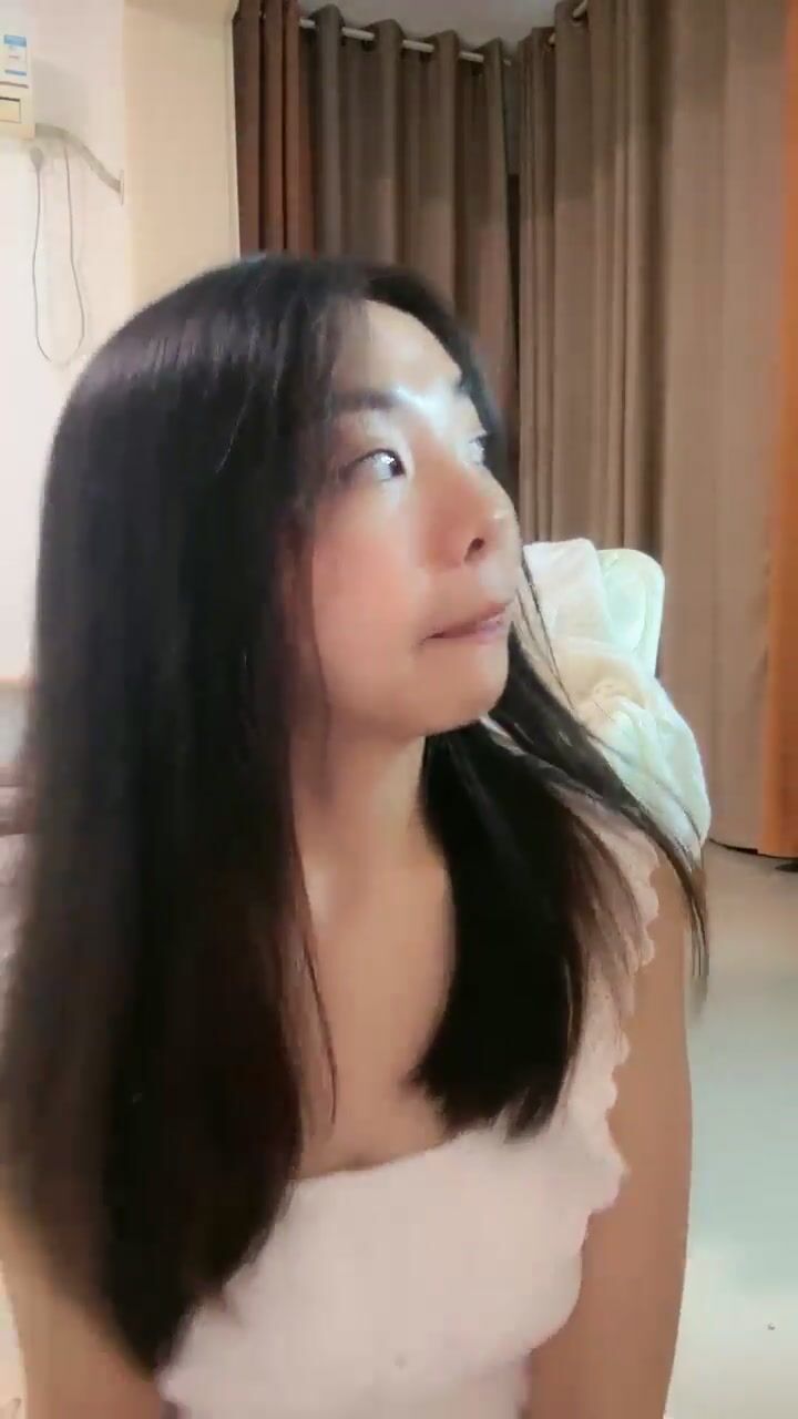 2024年7月，在校大学生，带闺蜜下海，【失眠的小羊】，极品美乳，在大哥们的金钱攻势下脱光