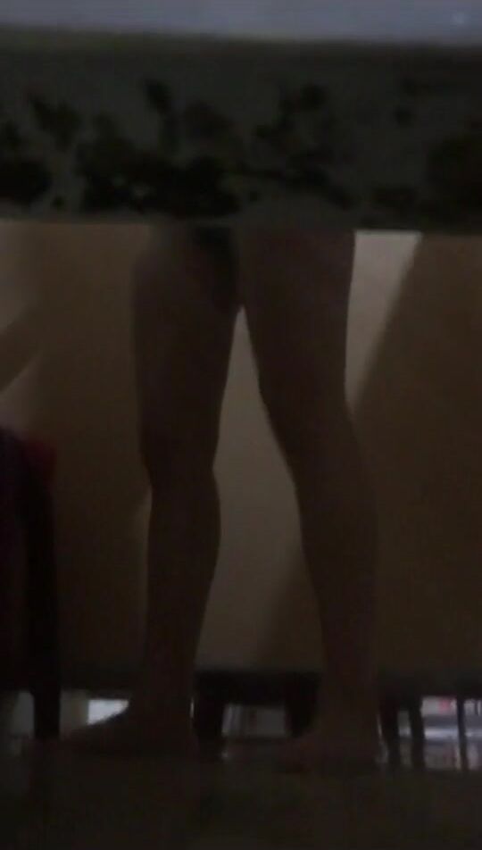 大神潜入电子厂女工宿舍间隔浴室偷拍 几个身材还不错的美女洗澡