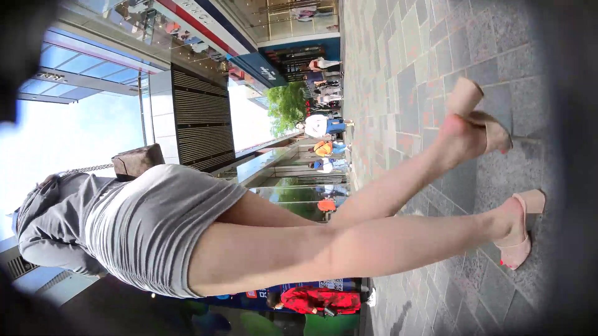 步行街一路跟踪抄底多位大长腿美女 还有一位极品无内包臀裙小姐姐