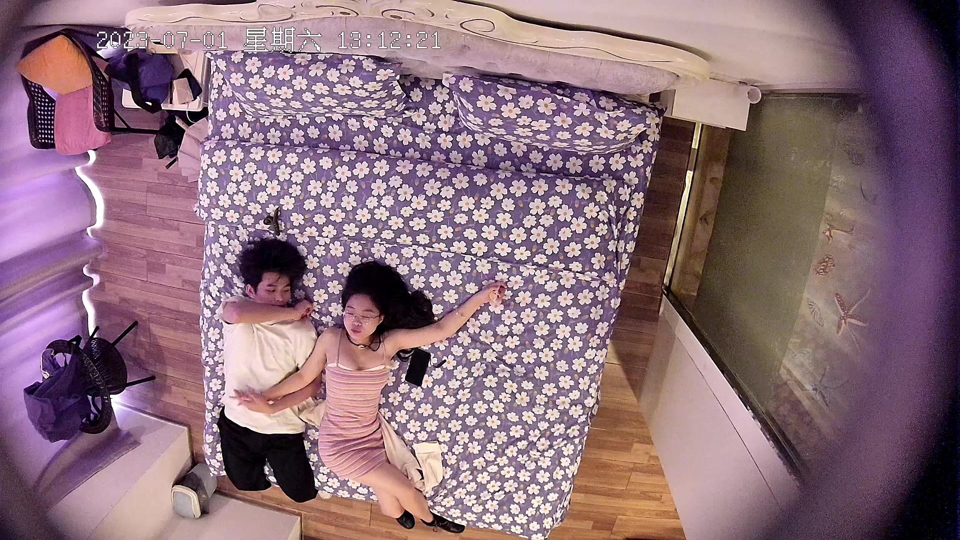 小情侣大白天开房造爱，看起外表清纯的眼镜妹可能被开苞不久，肉棒进去后啊啊叫