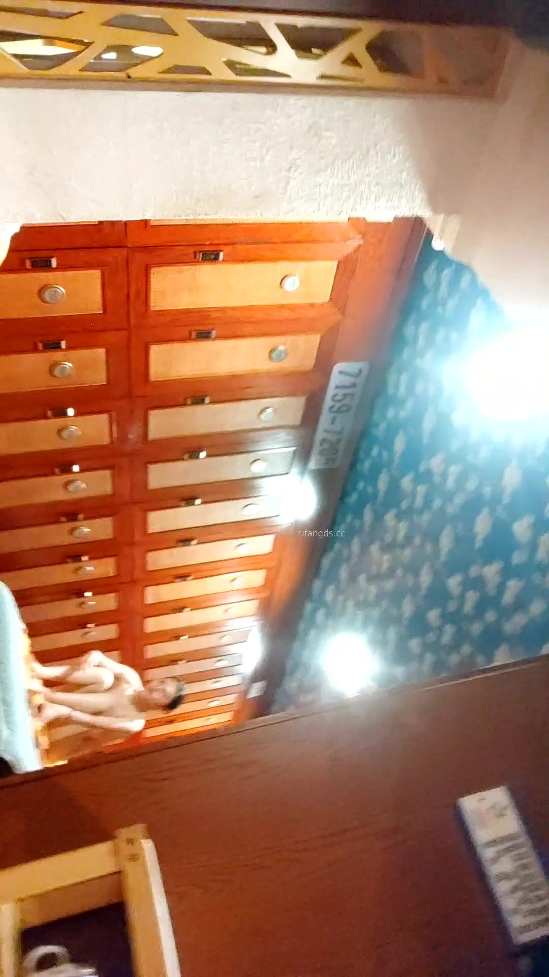 七月最新强推！洗浴中心 高清晰度偷拍【极品超美少妇】身材极好，白色紧身裤，被偷拍了浑然不知