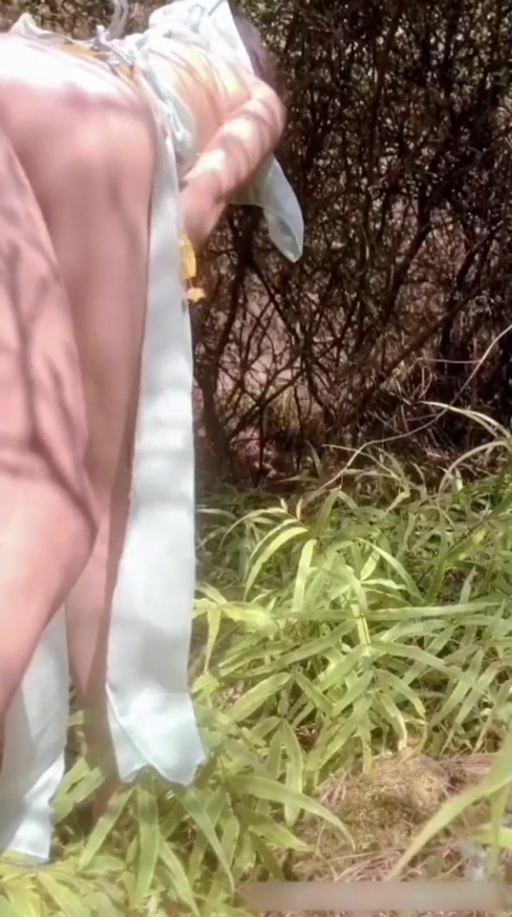 野外露出肏逼，性感小骚货穿着古装野外偷情打炮，一直很紧张怕被登山的人看到，平时高冷小仙女没想到这么反差
