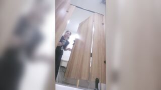 -7月新流出流出  私房大神极品收藏 商场女厕全景后拍系列 牛仔裤靓妹双腿夹得紧紧