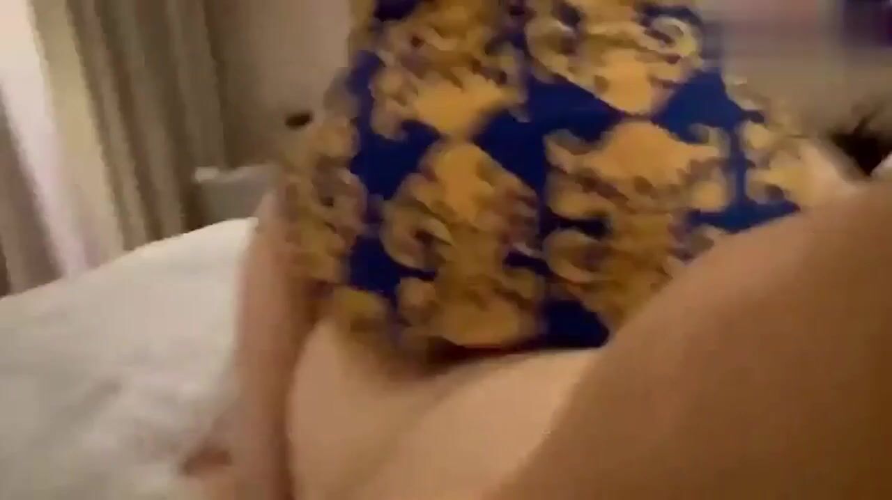 【网曝女神】某男企业白领分享在公司白嫖了三年的女同事，后入打的屁股都红了