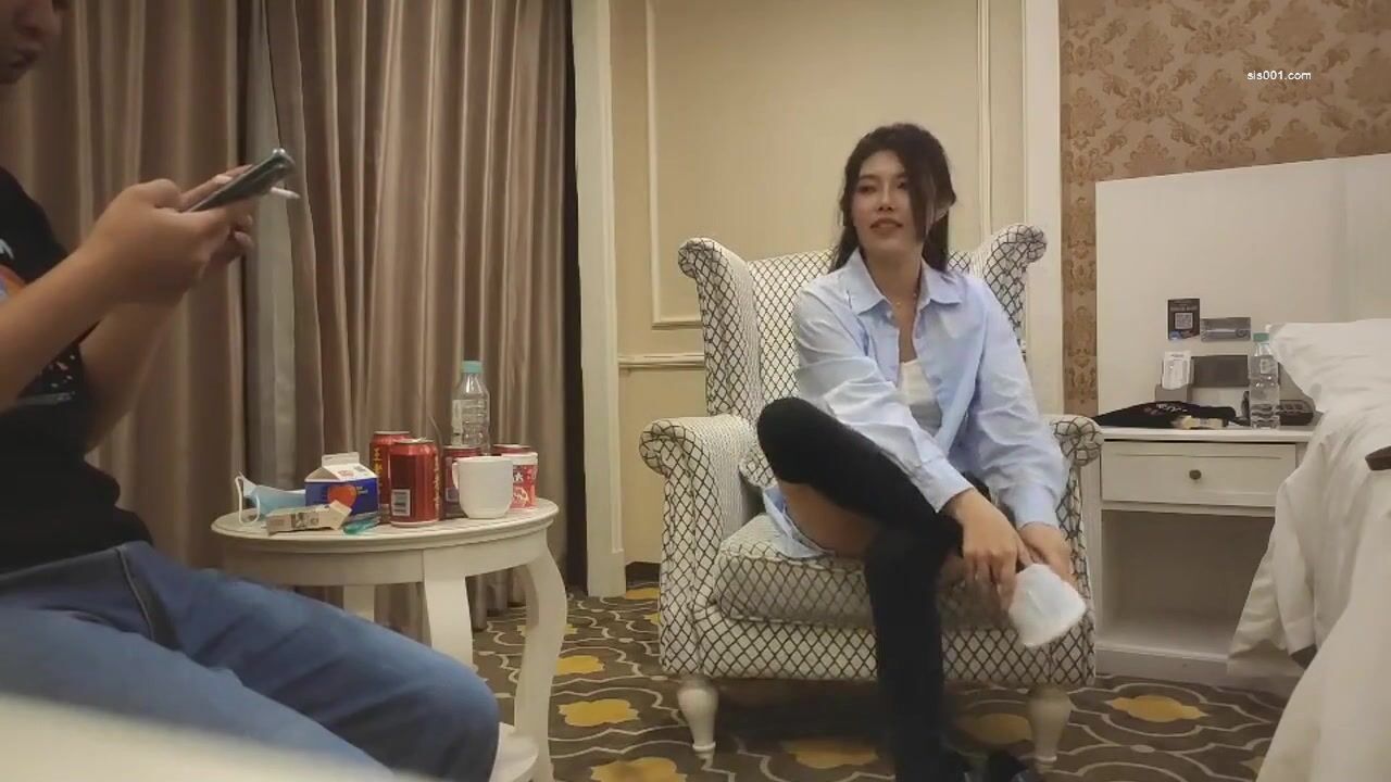 【AI画质增强】 风情万种的极品御姐少妇 高冷的外表服务热情，吃鸡毒龙