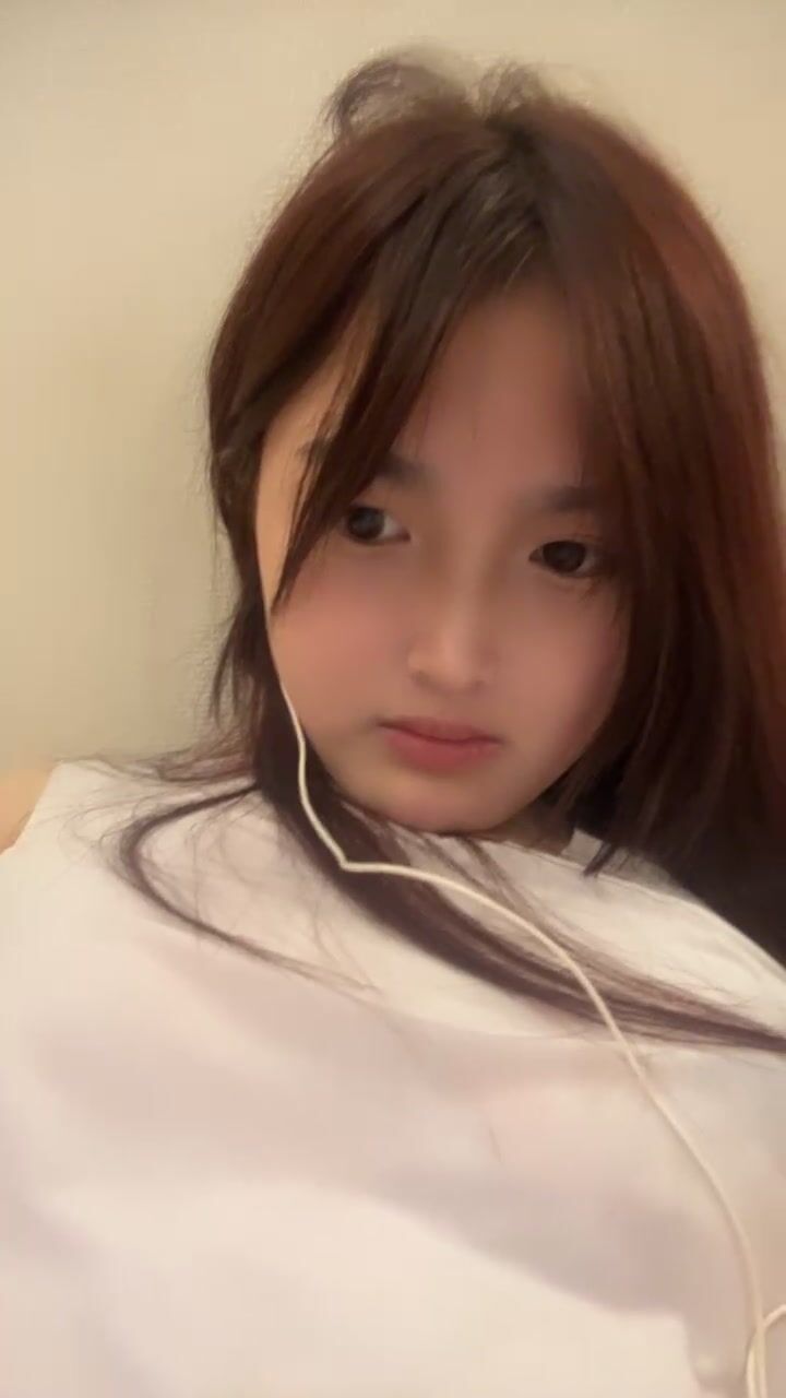 超甜卡哇伊19美少女，外表清纯甜美，观众强烈要求秀一波，到浴室看嫩穴，翘起屁股特写