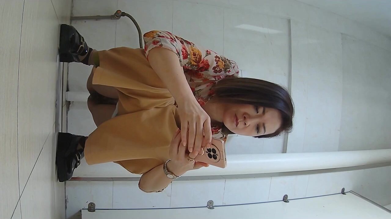 7月最新流出厕拍大神潜入某酒店大堂女厕❤️前景偷拍3个美女尿尿妹子一边看视频一边闻手上的尿骚味