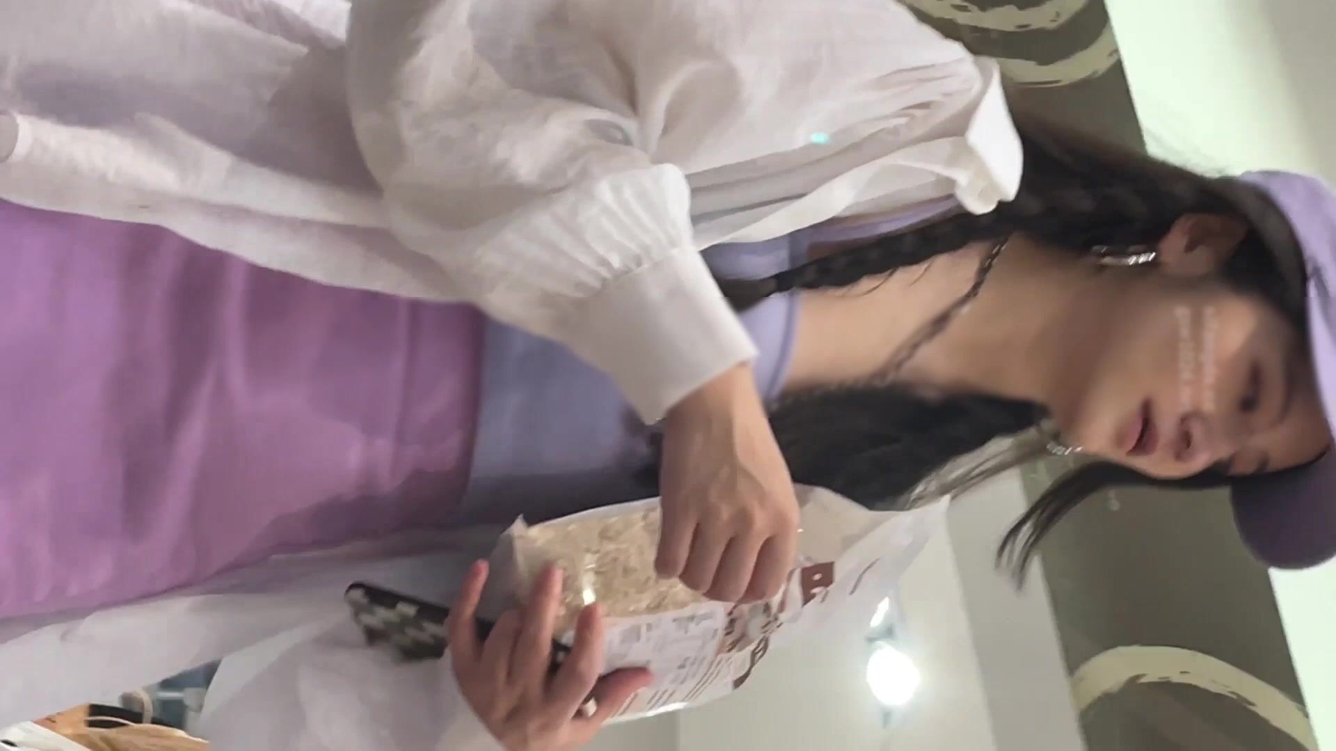 UR级！极品美女逛超市撅屁股被CD骚丁  眼镜长裙少妇独自吃小吃。正经的长相却穿了透明骚窄内