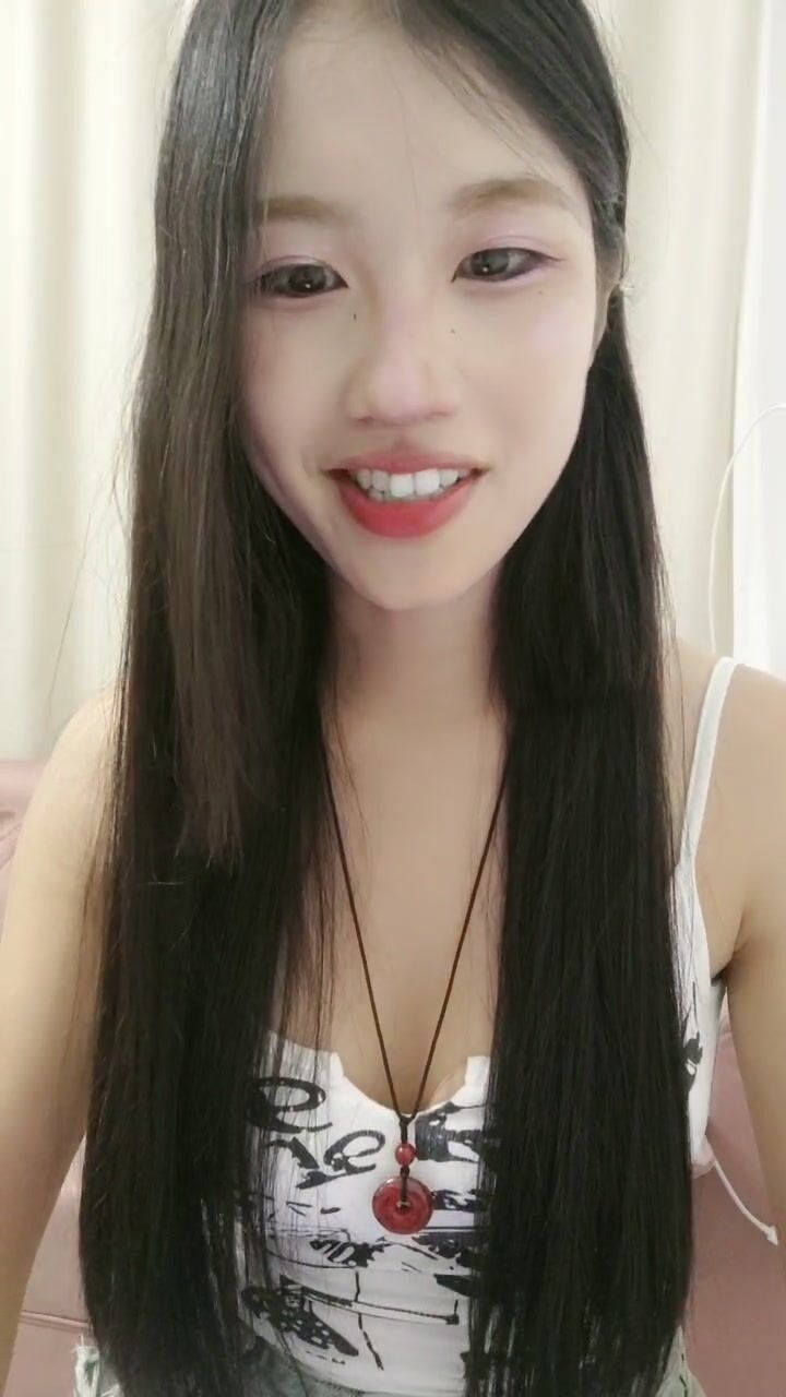 光头大叔最近约的小姐姐2， 洗洗小骚逼开干，埋头舔逼道具抽插，搞的好想要，翘起屁股扣穴后入