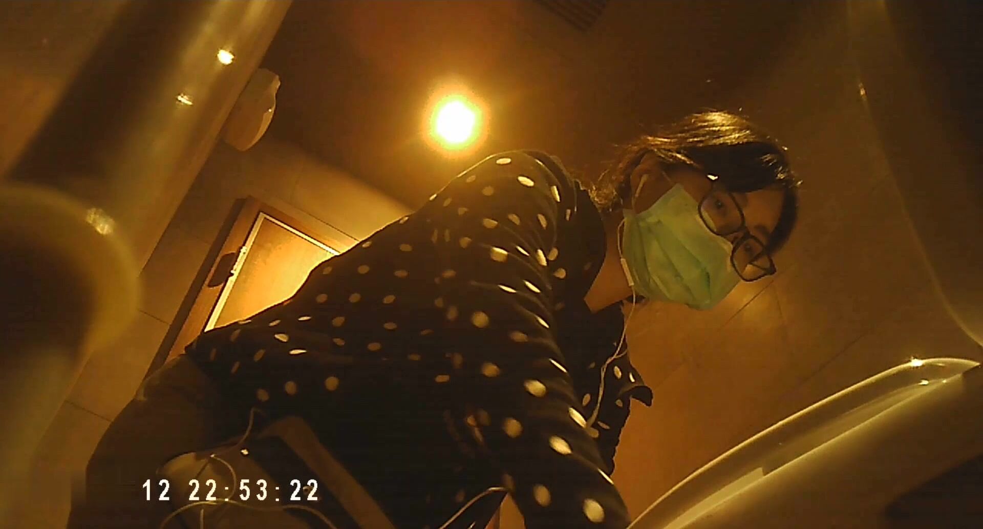 夜总会女厕全景偷拍几个时髦小姐姐各种姿势嘘嘘