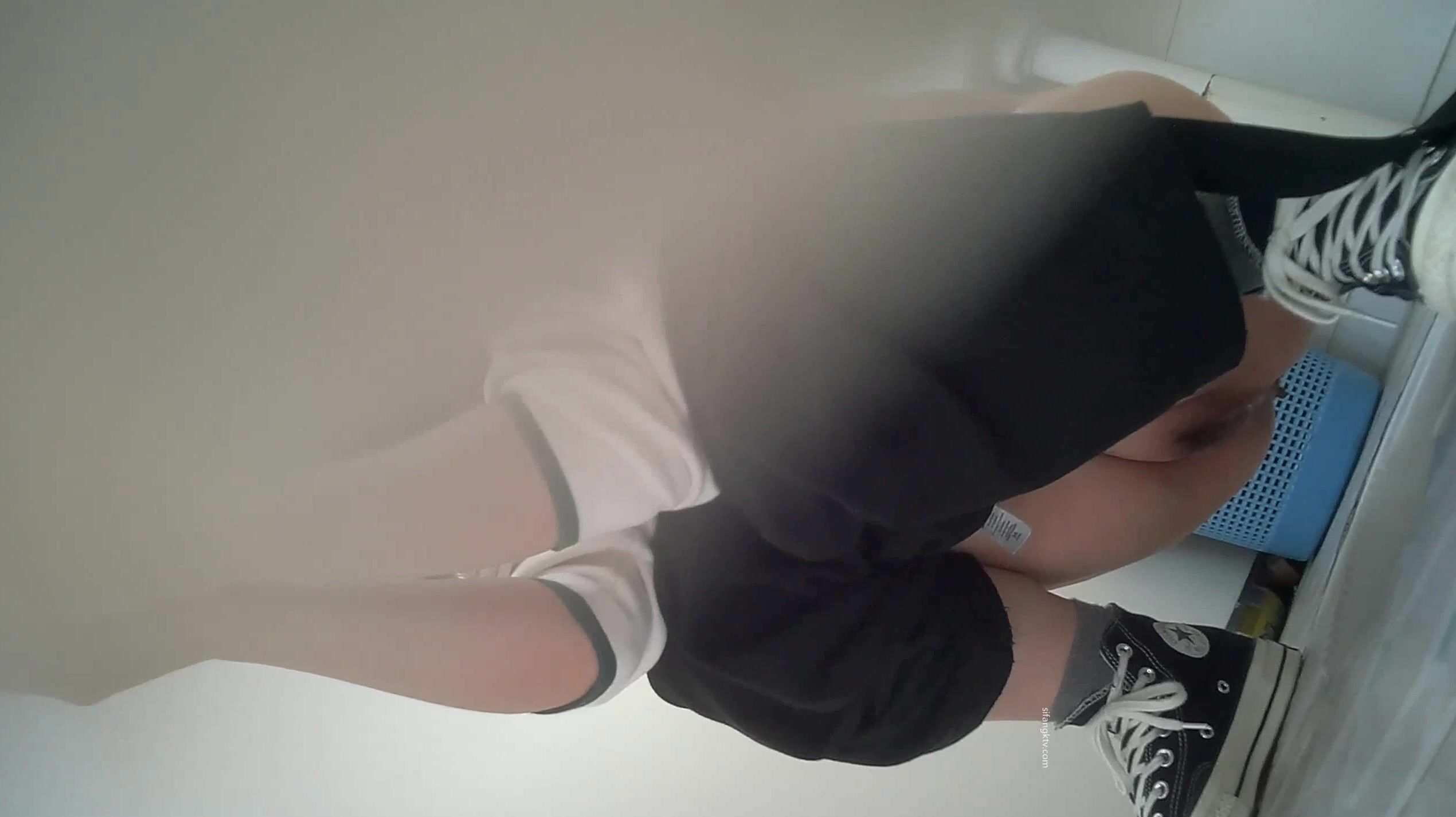 东莞某工业园女厕全景偷拍多位美女职员嘘嘘⭐各种美鲍一一呈上