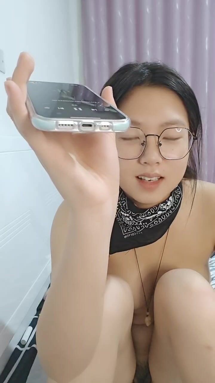 -社恐妹子的诱惑，在网络世界彻底放飞发骚，全程露脸大秀直播，跟狼友互动撩骚展示，逼逼特写来了大姨妈刺激