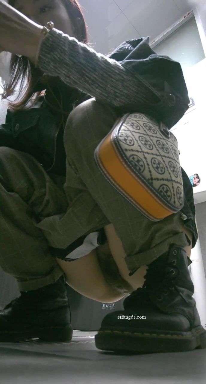 偷拍多位漂亮的小姐姐小美女拿個瓶子不知道往B裏噴的啥