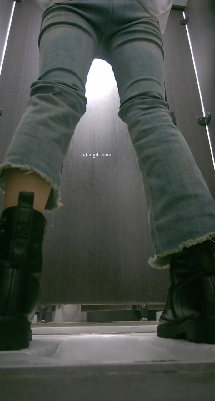 单位女厕全景偷拍美女同事阴毛杂乱的肥鲍鱼
