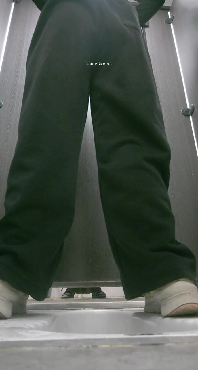 女厕全景偷拍小姐姐嘘嘘❤️BB非常干净