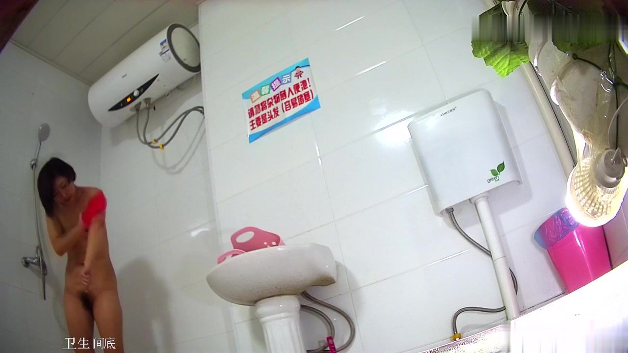 东莞DS电子厂女工宿舍卫生间偷拍 下夜班的女工小梅尿尿顺便洗个热水澡