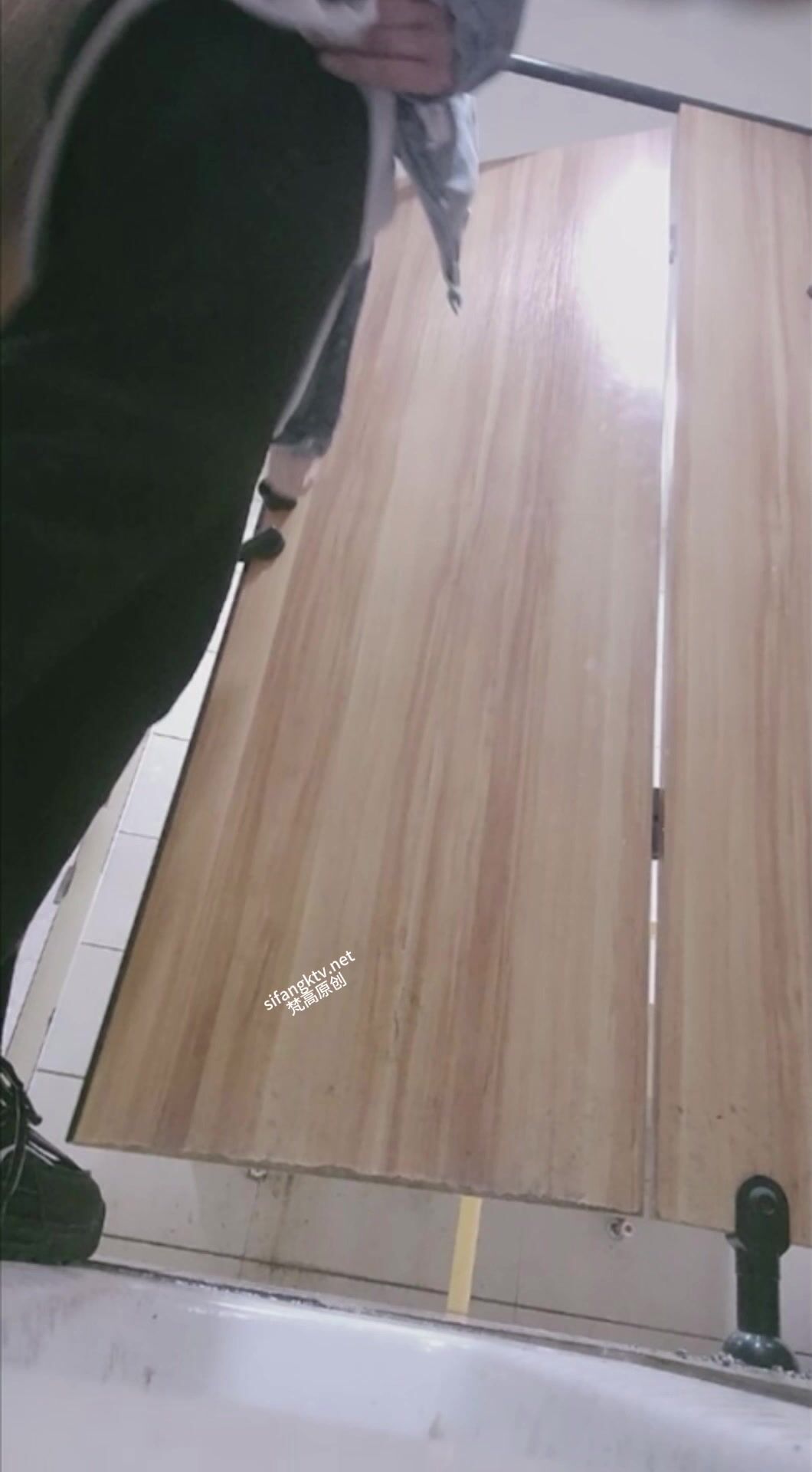 -酒吧女厕全景偷拍口罩小姐姐嘘嘘 BB非常干净