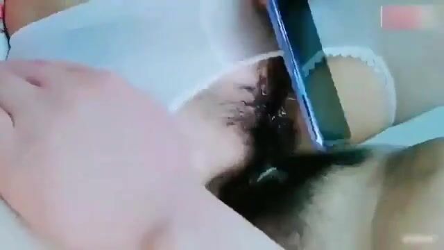 午夜和嫂子乱伦，给亲哥戴绿帽，边给哥哥打电话边操逼直播，你不在家我天天用黄瓜插骚逼！