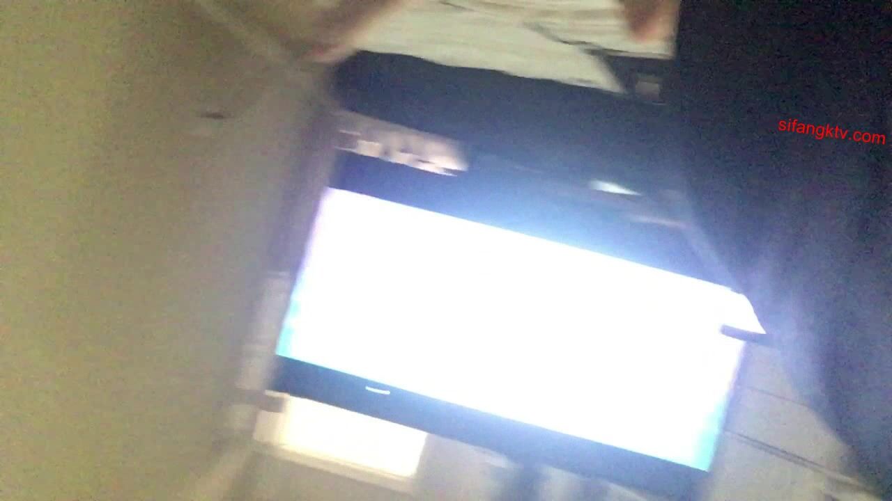 最新流出厕拍大神潜入女厕后视角偷拍美女近距离对着镜头看幸好没发现异样