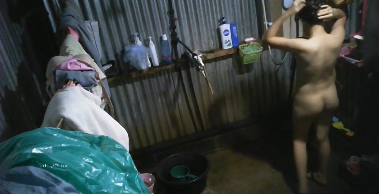 云南乡下简陋的卫生间偷拍 刚结婚的表嫂先嘘嘘再洗澡