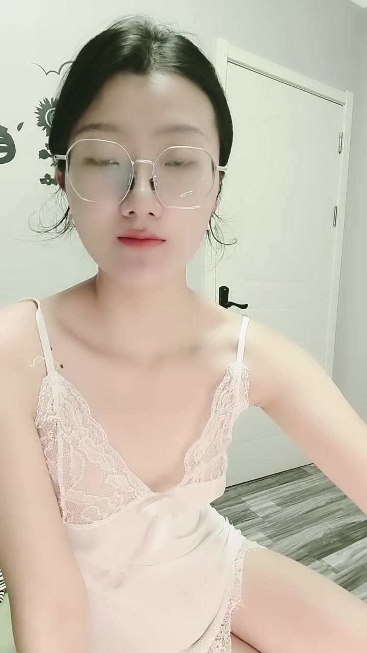 很有气质的小少妇，深夜发骚性感的睡衣，跟狼友撩骚互动听指挥揉奶玩逼展示，撅着屁股掰开求干，淫声荡语