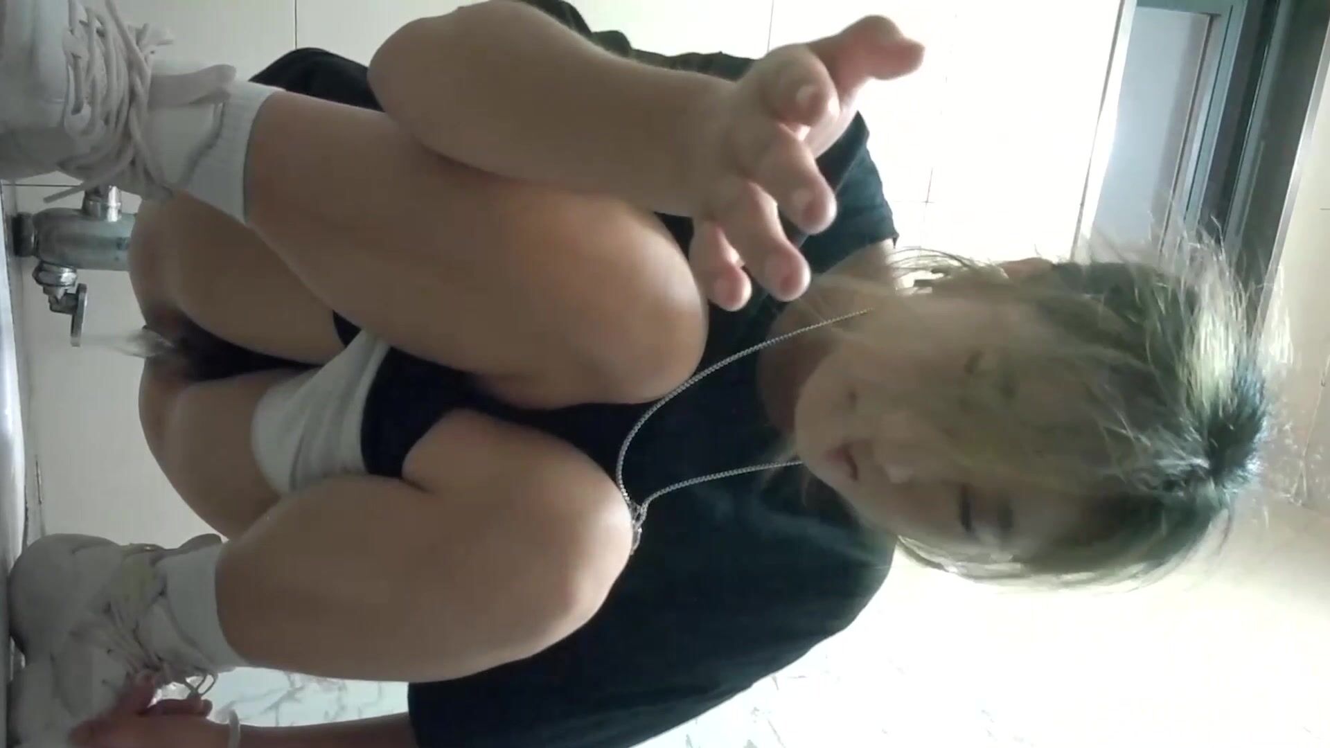 商场女厕全景厕拍美女姐姐尿尿❤️弟弟凑过来要看她的逼长什么样姐姐生气了.